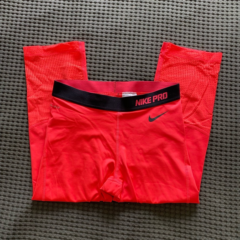 NikePro Women’s Cropped Mesh Panel Leggings